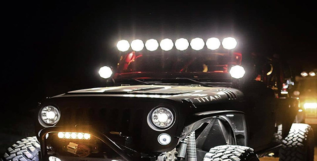 ¿Por qué las luces LED tienden a parpadear a veces y cómo atenuarlas?