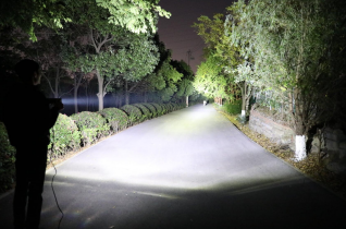 Barra de luz LED en la noche