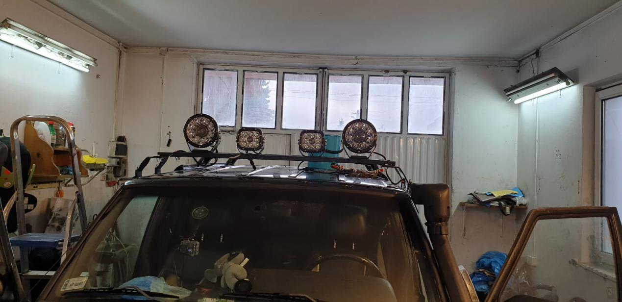 fuera de las luces de conducci&oacute;n l&aacute;ser de carretera parecen