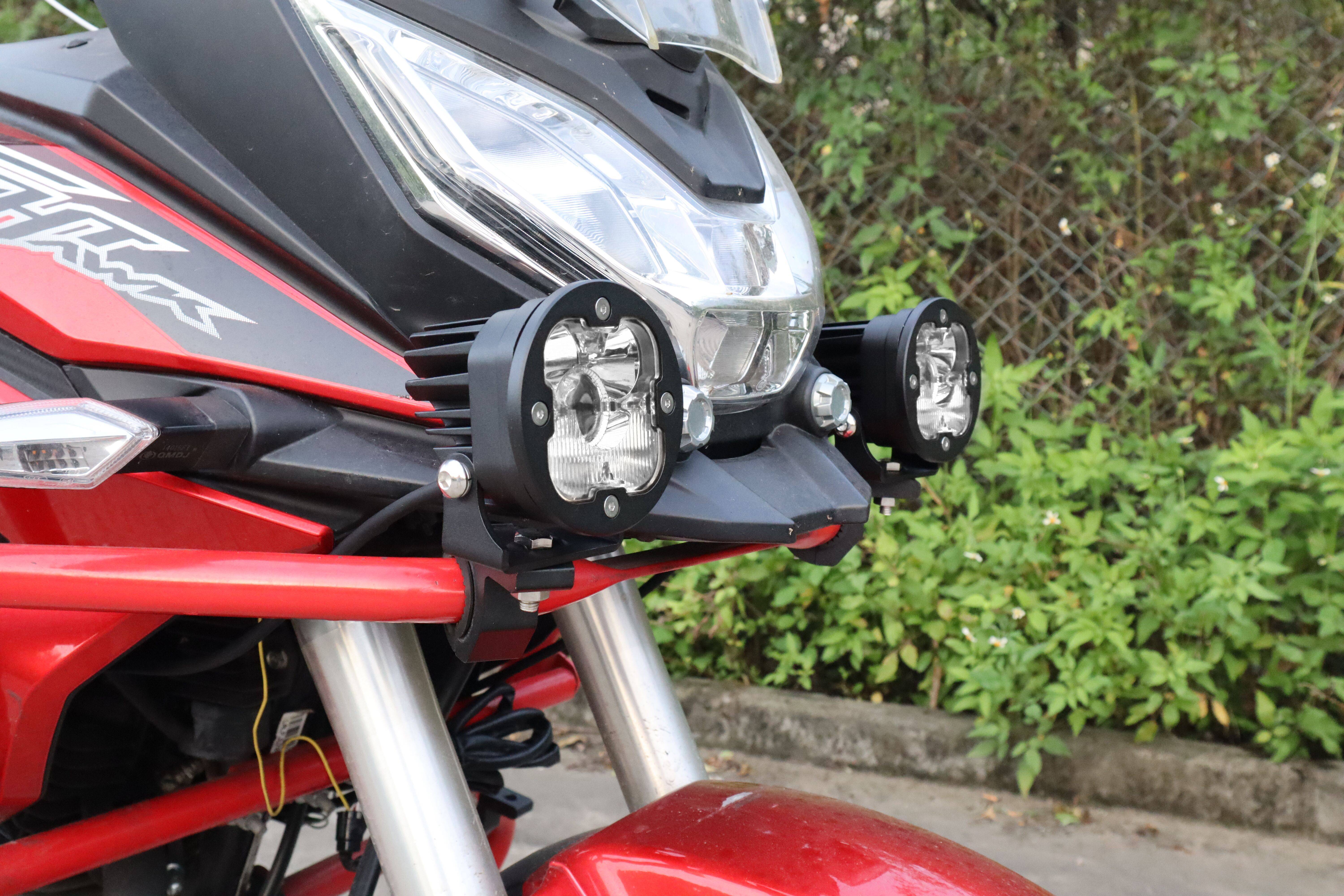 Luces de conducci&oacute;n l&aacute;ser de carretera en la motocicleta