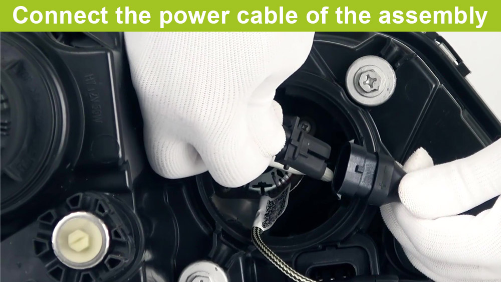 C&oacute;mo instalar la bombilla del faro LED H11 Conecte el cable de alimentaci&oacute;n del ensamblaje